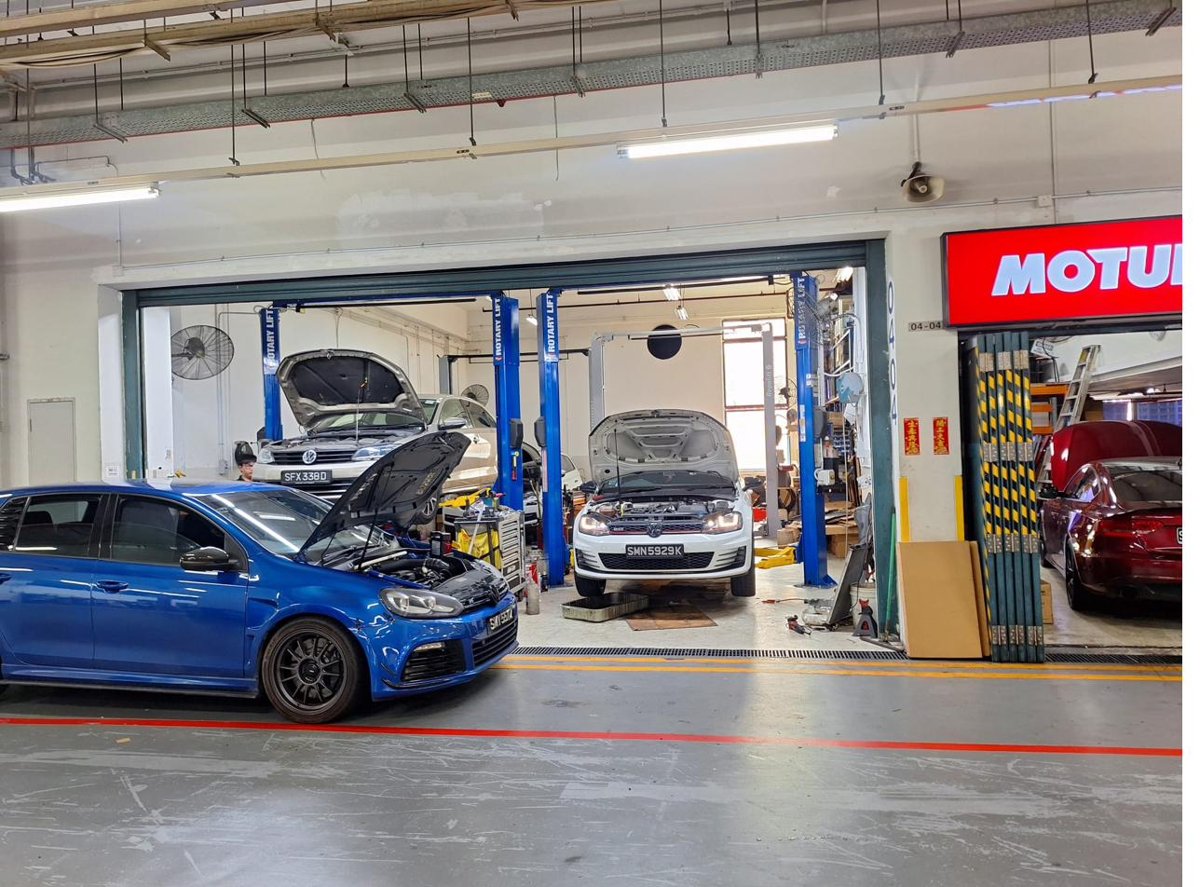 Blue Golf R at MK9 Superspeed workshop